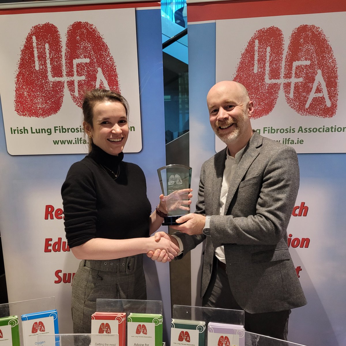 @killian_hurley, Chair of the Irish Thoracic Society Interstitial Lung Disease Group, presented the @ILFA_Ireland Terence Moran Memorial Award for Best Case Presentation to Dr Lucy Power (Specialist Registrar in Respiratory Medicine) @irishthoracicS Annual Scientific Meeting.