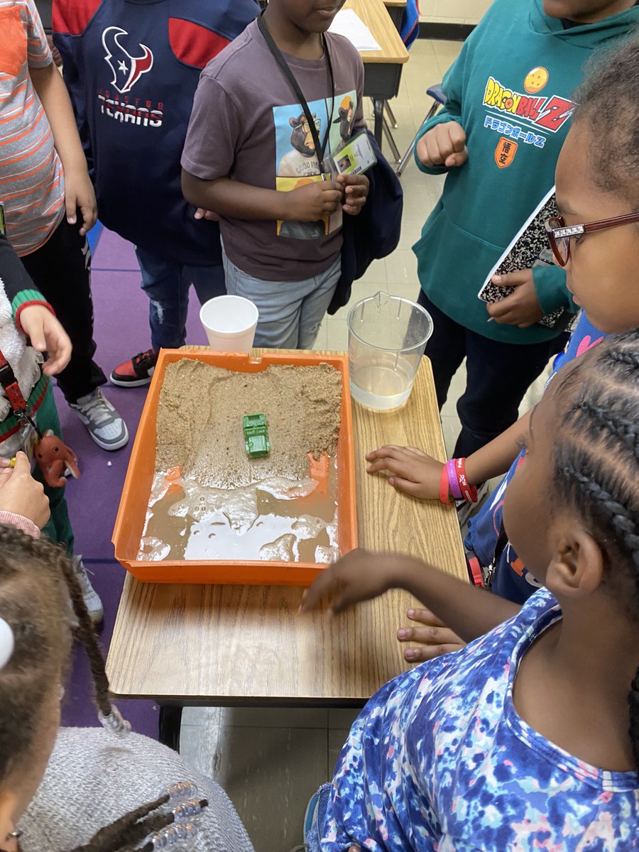ddp4jc's tweet photo. Ss @GoodmanES_AISD are engaged and hands-onโฆis it rapid change or slow change to the Earthโs surface? #inthework #ScienceRising https://t.co/TUvRrIpq1g