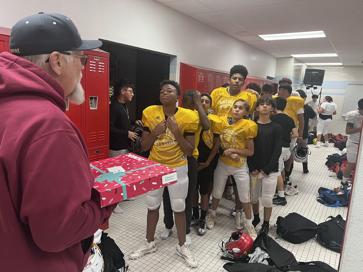 ELDO_FB's tweet photo. Pitch a Shutout get some 🍩 🍩 🍩 ! Congratulations @HAntwine_MS 8th Grade Football! https://t.co/VQErCyYE6f