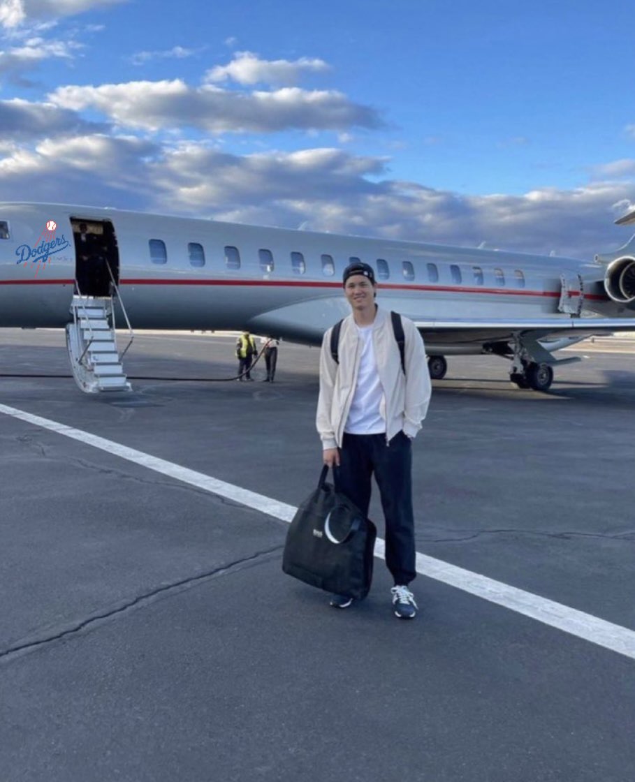 Shohei Ohtani is currently flying to LA on the Dodgers team plane 👀 👀