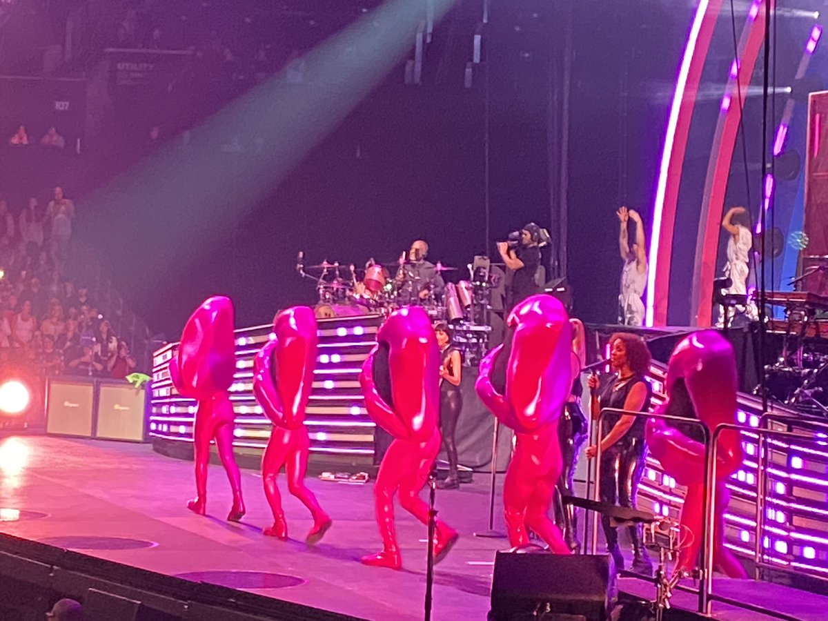 LoopAndStreak's tweet photo. Saw @Pink last night! My mind was completely blown! We sang, danced, laughed, cried (when I get there😭)
It has been a rough year, so THANK YOU P!nk, for a phenomenal night that will never be forgotten. 
PS: Where’s the sign up sheet to dress up as lips for her show!?!?! 🫦 https://t.co/oUMDspWFcF