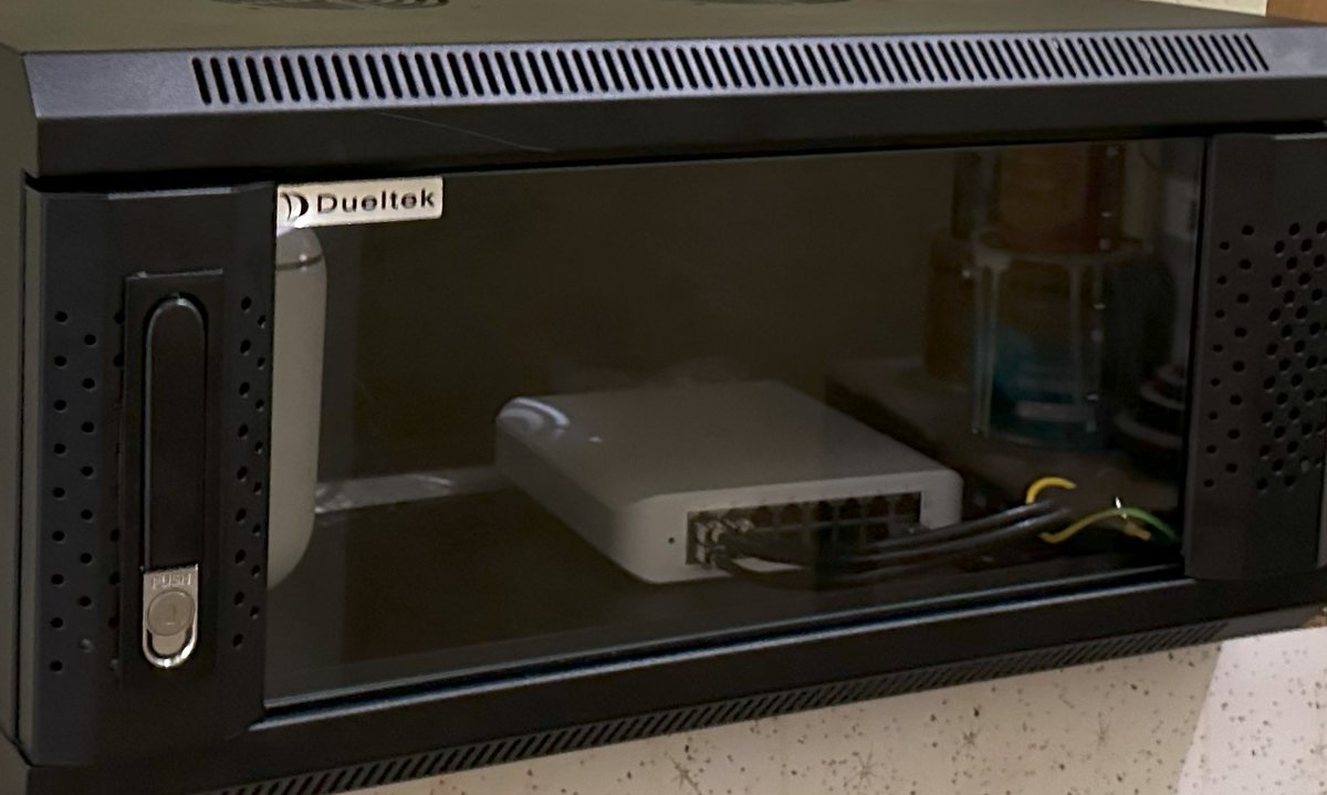 spezco's tweet image. Please excuse the mess, @Ubiquiti. 

#UnifiNetwork