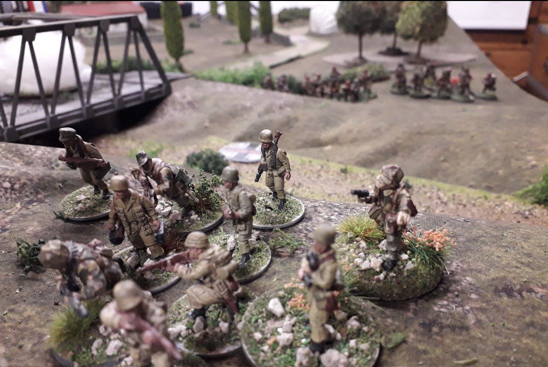 After the Brits took a beating down the right flank on approach to the objective a change in tactics by @GavinoPepino  saw a bold assault through the woods which delivered an unexpected kicking to <a href="/JAD965/">Jeff</a> . A fine evening of #coc madness .#spreadthelard