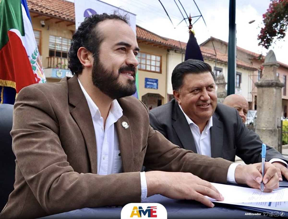 AMEcuador's tweet photo. ¡Buenas Noticias! 🤝 Con el objetivo de impulsar el desarrollo del cantón San Felipe de Oña, @patricio_maldo, presidente de #AME y el alcalde de 
@gad_ona, Eddy Erráez suscriben convenio del "PLAN MAESTRO DE AGUA POTABLE" para la localidad💧🏡 .

¡Los municipios somos la patria! https://t.co/lfdidVi9Au