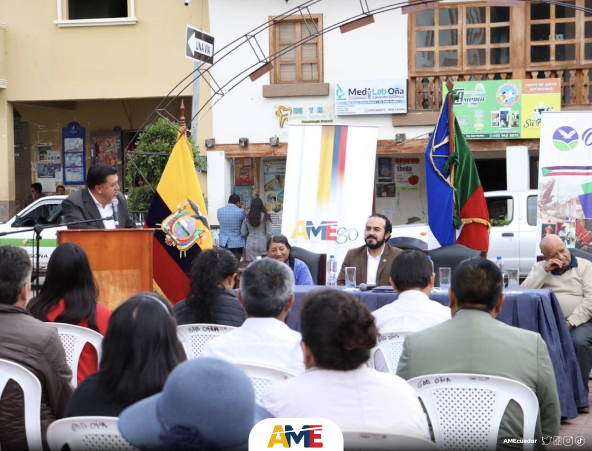 AMEcuador's tweet photo. ¡Buenas Noticias! 🤝 Con el objetivo de impulsar el desarrollo del cantón San Felipe de Oña, @patricio_maldo, presidente de #AME y el alcalde de 
@gad_ona, Eddy Erráez suscriben convenio del "PLAN MAESTRO DE AGUA POTABLE" para la localidad💧🏡 .

¡Los municipios somos la patria! https://t.co/lfdidVi9Au