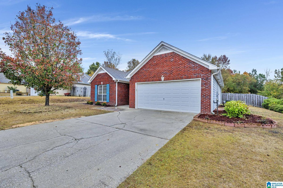 BrandonBridgmon's tweet photo. Deal of the week!! 130 RENWICK LANE, Calera, AL 35040 just hit the market!
Take a look at this awesome space: https://t.co/g96dgbhkkl 

Listed by: Gayla Schofield https://t.co/nNbGHLfQnB