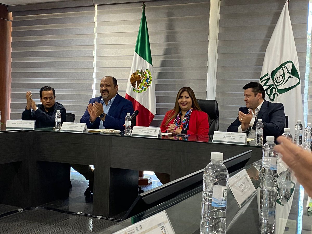 imssjalcontigo's tweet photo. La titular del #IMSSJalisco, Dra. Karla López, y el Secretario General de la Secc. III del #SNTSS, Ing. Daniel Castillo, realizaron la entrega de 79 equipos de cómputo que mejorarán los servicios educativos en los Centros de Capacitación y Calidad del #IMSS. https://t.co/zQtXmRIZx9