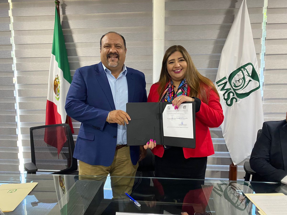 imssjalcontigo's tweet photo. La titular del #IMSSJalisco, Dra. Karla López, y el Secretario General de la Secc. III del #SNTSS, Ing. Daniel Castillo, realizaron la entrega de 79 equipos de cómputo que mejorarán los servicios educativos en los Centros de Capacitación y Calidad del #IMSS. https://t.co/zQtXmRIZx9