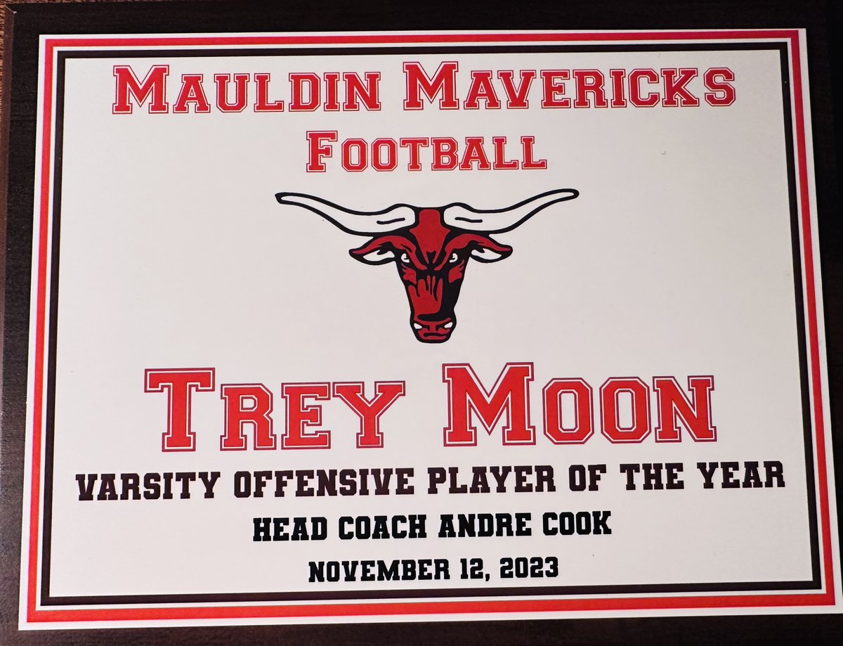 TreyMoon14's tweet photo. Honored to be named Offensive Player of the Year as a Linemen!  Huge thanks to my coaches for their guidance and support. Let's keep working! @mowings96 @Jamon_Meredith @_CoachCook @train0187 @MavLandFootball https://t.co/fhSykwMp0p
