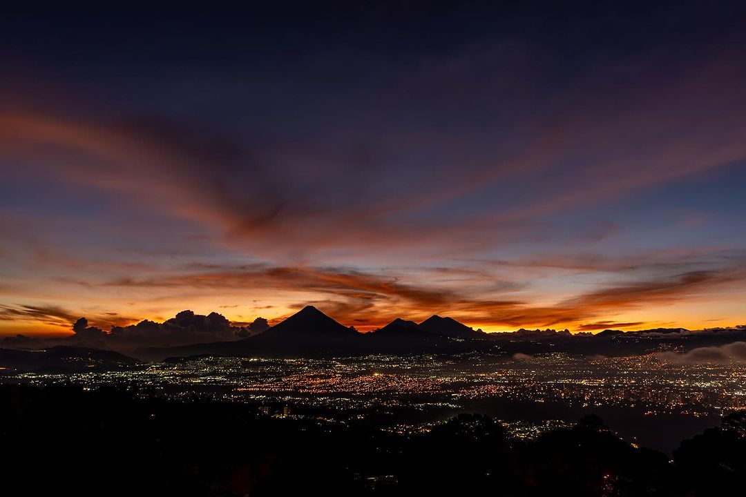 Sigamos disfrutando de los hermosos atardeceres de noviembre. 😍🇬🇹 Guatemala.
.
.
.
📷 <a href="/robdesphoto/">Roberto Destarac</a>
#Guatemala #Noviembre #NuestraPostal