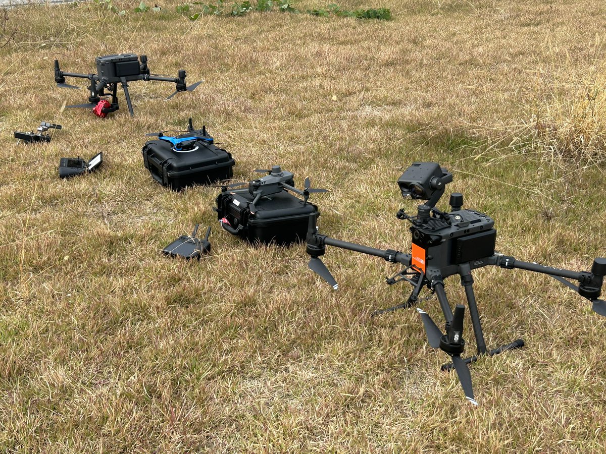 visual_st's tweet photo. モデルケース業務としてドローンでの橋梁点検をやってきました。下からH20T→mavic3→skydio→オブリーク。
今回も見学者多め💦
＃ドローン橋梁点検 https://t.co/S7Q6uvZbSo