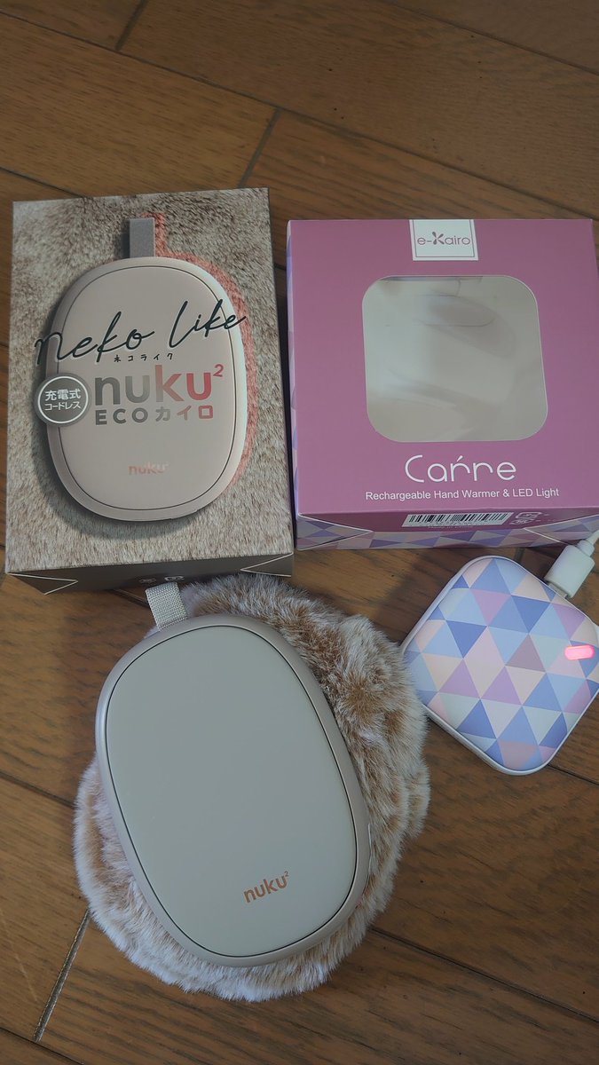 arkray_nico25's tweet photo. 娘の手が悴んで感覚なくなる問題、早速充電式カイロ買ってきたよー!!
左:THREEUPさん(@_threeup)のネコライク nuku2 ECOカイロ
右:ELAiCEさん(@elaice_hp)のe-Kairo Carré
只今充電中⚡
#THREEUP #エレス https://t.co/THCgSluErK