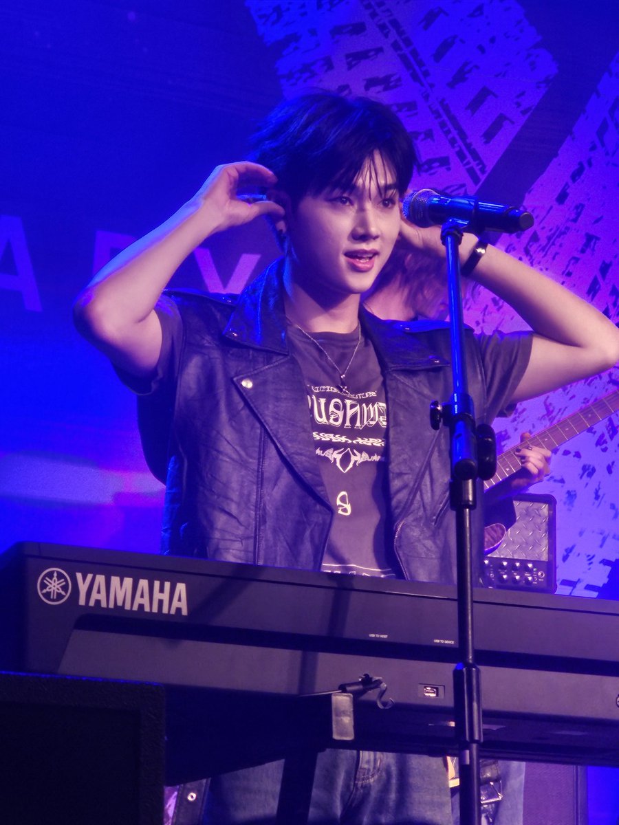 Areweslee's tweet photo. JUNGSU WAS RIGHT IN FRONT OF ME. RIGHT FUCKING FRONT OF ME AAAAAAAAAAA #Jungsu #XdinaryHeroes #XdinaryHeroesinLondon #O2Islington https://t.co/XdxcEV2nWt
