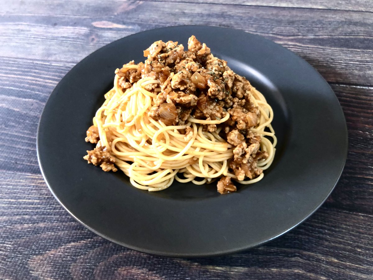 rieXdolphin's tweet photo. 脂質5.3gの濃厚デミグラスボロネーゼ。材料は4つだけで簡単。まずはパスタを茹で始めて。赤身の豚もも肉65g、玉ねぎ1/4個はみじん切り。フライパンで炒めて、火が通ったら、ハインツ「ちょっとだけデミグラスソース」を追加。茹で上がったパスタを和える。ダイエットしてない家族からも好評です！ https://t.co/ojSWrYAM8k