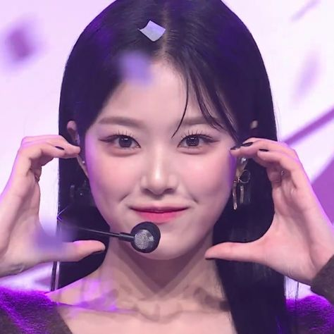 dailyaeong's tweet photo. [🎧] #LOONA #LOOSSEMBLE #HYUNJIN https://t.co/SXsnu481YJ