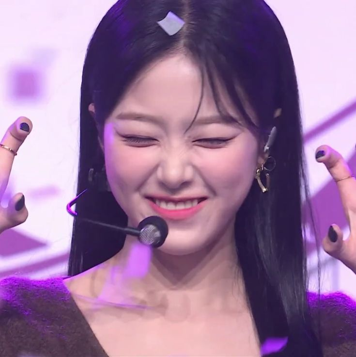 dailyaeong's tweet photo. [🎧] #LOONA #LOOSSEMBLE #HYUNJIN https://t.co/SXsnu481YJ