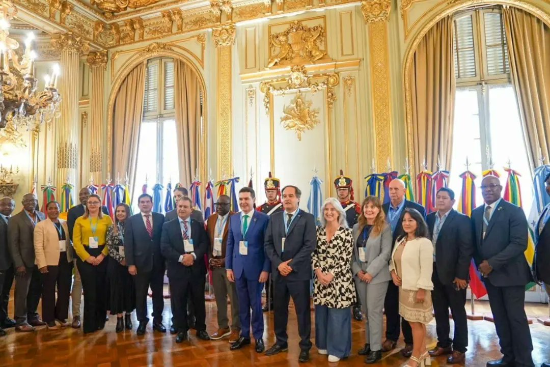 En Argentina, la subsecretaria Paola Valenzuela, en representación de la ministra <a href="/gab_aguilera_/">Gabriela Aguilera</a>, participó de la 32° Asamblea General @MINURVIarg, junto a ministros de vivienda y urbanismo de Latinoamérica y el Caribe
#DemocraciaYResultados #900DíasJuntos
