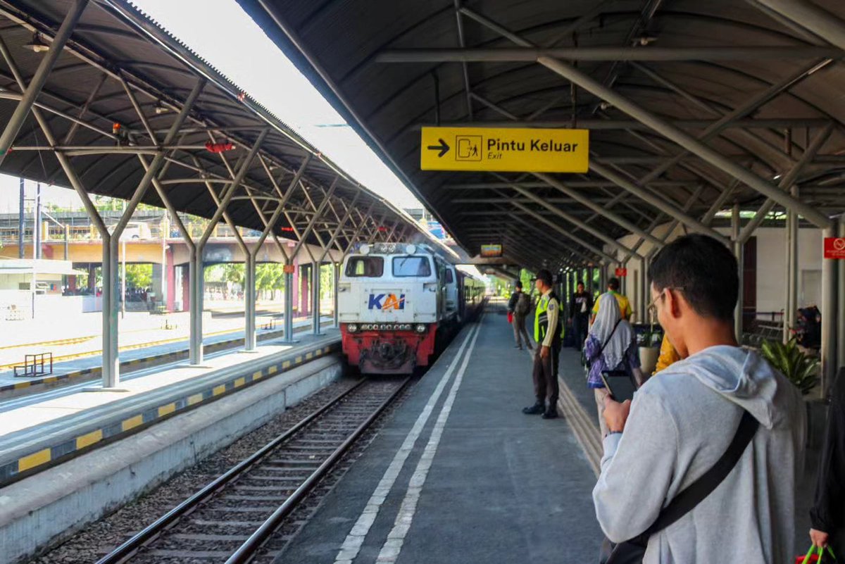 KAI121's tweet photo. Aku memang sudah tidak lagi baca chat-chat lamamu. Tidak lagi menunggu status online-mu, apalagi mengikuti story-mu. 

Meski rasanya berat, aku harus tetap kuat. 

Ternyata benar apa kata Dilan: "Rindu itu berat!" Saking beratnya, sampai-sampai membuat sakit kepala hebat.

Selamat pagi, #SahabatKAI

#KAI121

📸 https://t.co/P4cAHKVG4T_86 (IG)