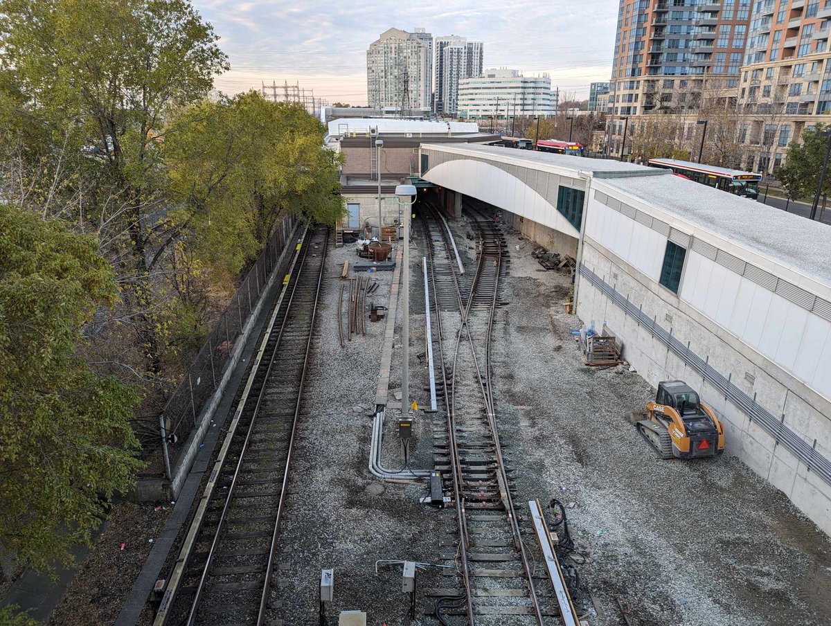 transittoronto's tweet photo. Track work at Kipling Station.
📷 @KangaRueSFW 

The north tunnel (where the track was laid) was supposed to be a connection to a future subway yard that has been planned since the opening of Kipling in 1980.

In the meanwhile this tunnel will be used to store trains. https://t.co/thjJu3kvev