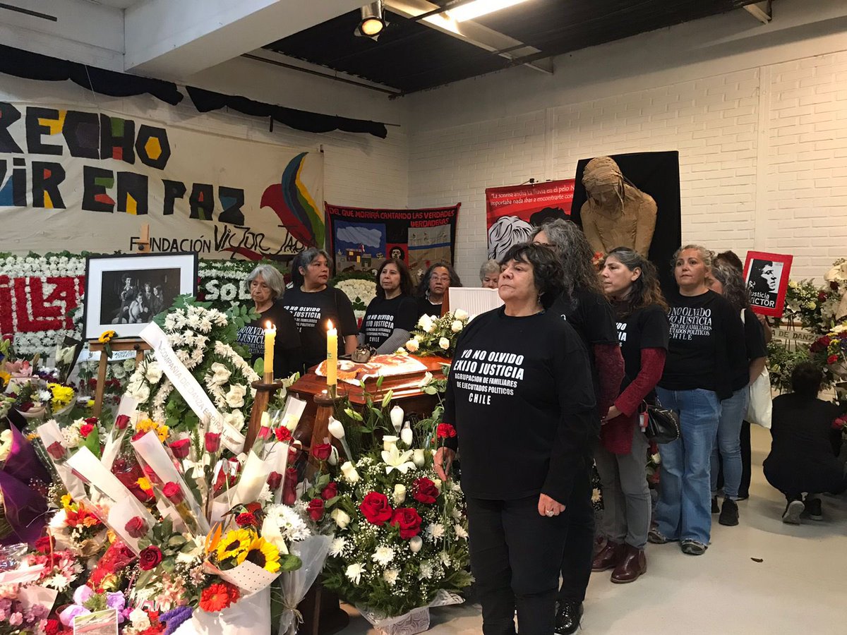 Guardia de honor de la directiva de la Agrupación de Familiares de Ejecutados Políticos AFEP en el velorio de la compañera Joan Jara QEPD🌹