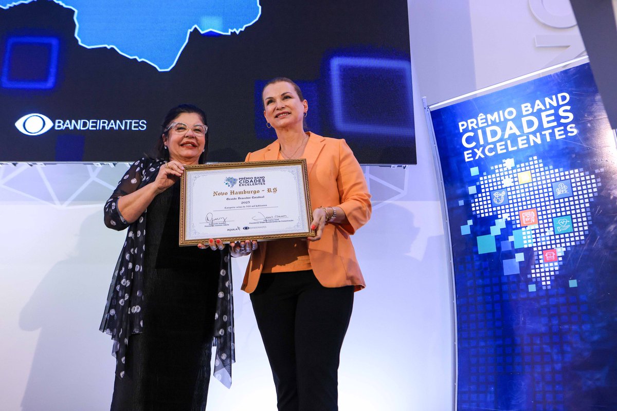 Hoje foi dia de celebrar os vencedores do Prêmio Band Cidades Excelentes. Representei o governador Eduardo Leite e entreguei os prêmios de Desenvolvimento Socioeconômico para os municípios de São Vendelino, Santa Rosa e Novo Hamburgo.
Parabéns para todos os premiados.