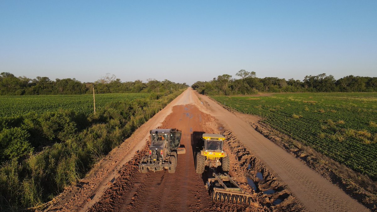 Mejoramos 106 km de caminos rurales en Chaco, beneficiando a 794 productores y 15.000 habitantes con acceso a servicios de salud, educación y mercados. Inversión de más de 2.200 millones de pesos. #desarrollo #inversión #Chaco
