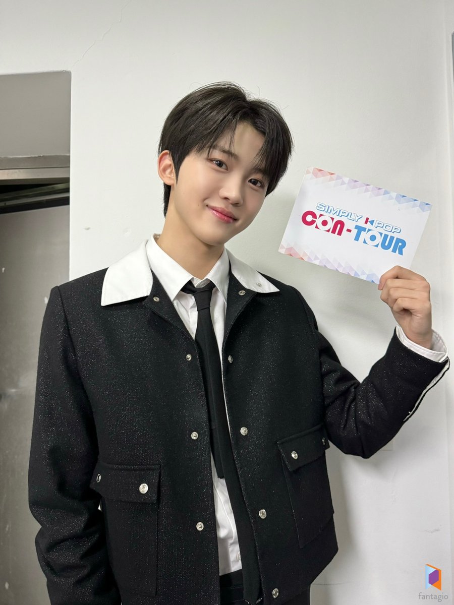 루네이트 도현, 데뷔 첫 음악방송 MC 소감 "진심으로 영광…앞으로 더 열심히 할 것"
'심플리 케이팝' MC 출격!...유창한 영어 실력 '만점 활약'

[사진 제공 = 판타지오]

#도현 #루네이트 #LUN8