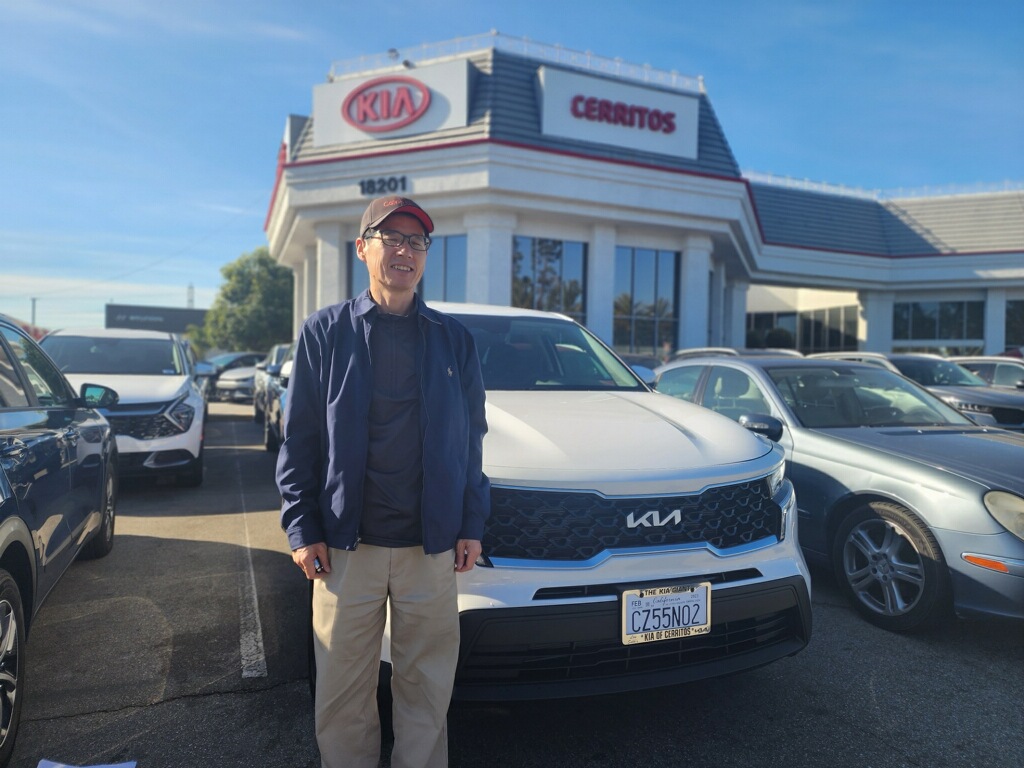 Congratulations to Soo Yang Kwon! He’s standing by his new 23 Kia Sorento he purchased from Howard!