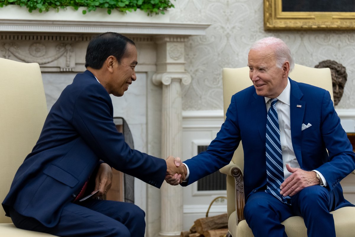 POTUS46Archive's tweet photo. Today, I met with President Joko Widodo of Indonesia.
 
On the cusp of our 75th year of diplomatic relations, our two countries are working together to combat the climate crisis, advance economic prosperity, and support regional peace. https://t.co/O04X0aVIUq