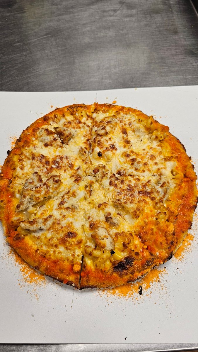 Mac n cheese pizza with cheese puff crust! #HungryHowies