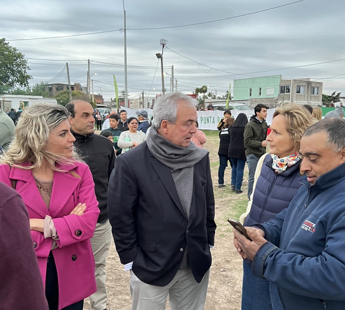 Acompañamos al alcalde del Municipio F @jplopezuy en el cierre del programa de iluminación de las canchas de baby fútbol. Se prometieron 10 , se cumplió y se hicieron más. Felicitaciones 🎊 🥅⚽️