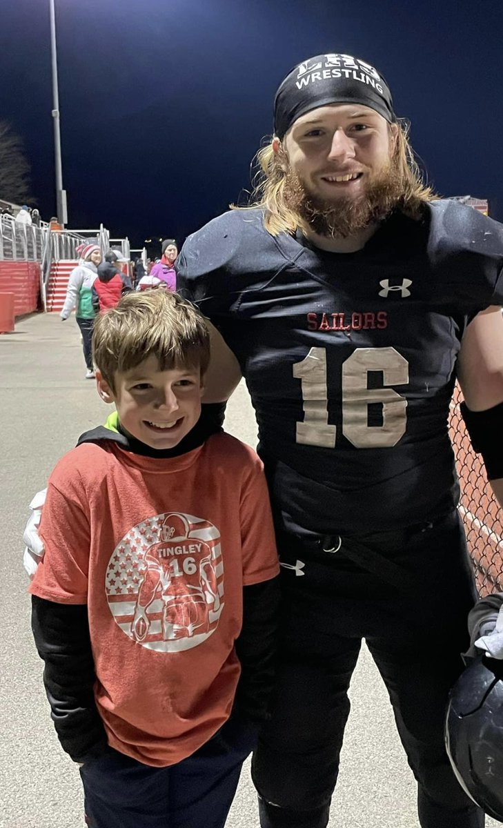 I want to make a shout out to #16 Mitchell Tingley. A great Football player and role model on and off the field.  The look on this youth Football players face is priceless and says it all⚓️🏈⚓️🏈⚓️