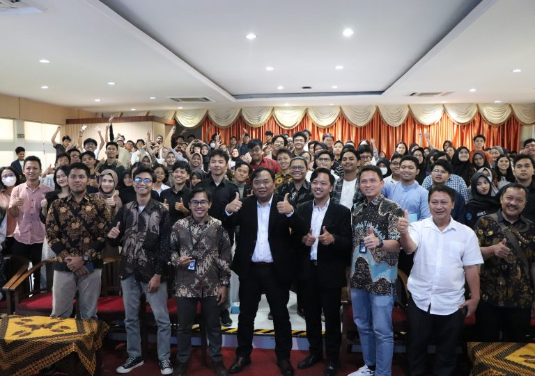 FisipUNS's tweet photo. Prodi HI FISIP UNS Gelar Talkshow “Transisi Menuju Renewable Energy”

Selengkapnya di https://t.co/QLExFZnSfg

#FISIP 
#FISIPUNS 
#UNS 
#UniversitasSebelasMaret
#LeadingTheFutureSociety https://t.co/GPp4m1XZlC