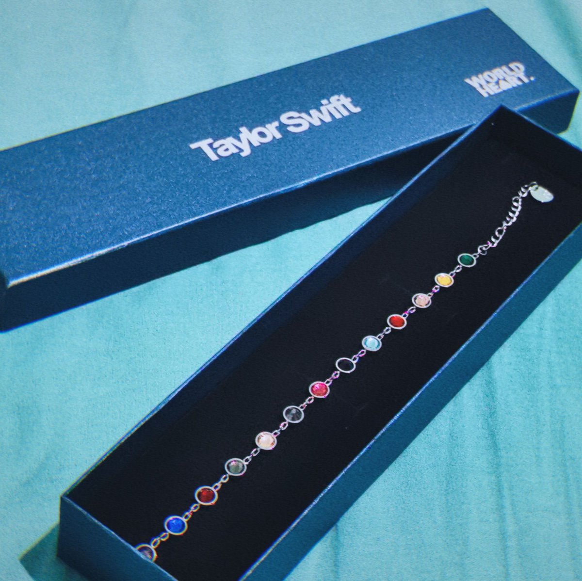 e meu namorado que me deu uma pulseira das eras da Taylor de aniversário 😭😭 mds amo ele