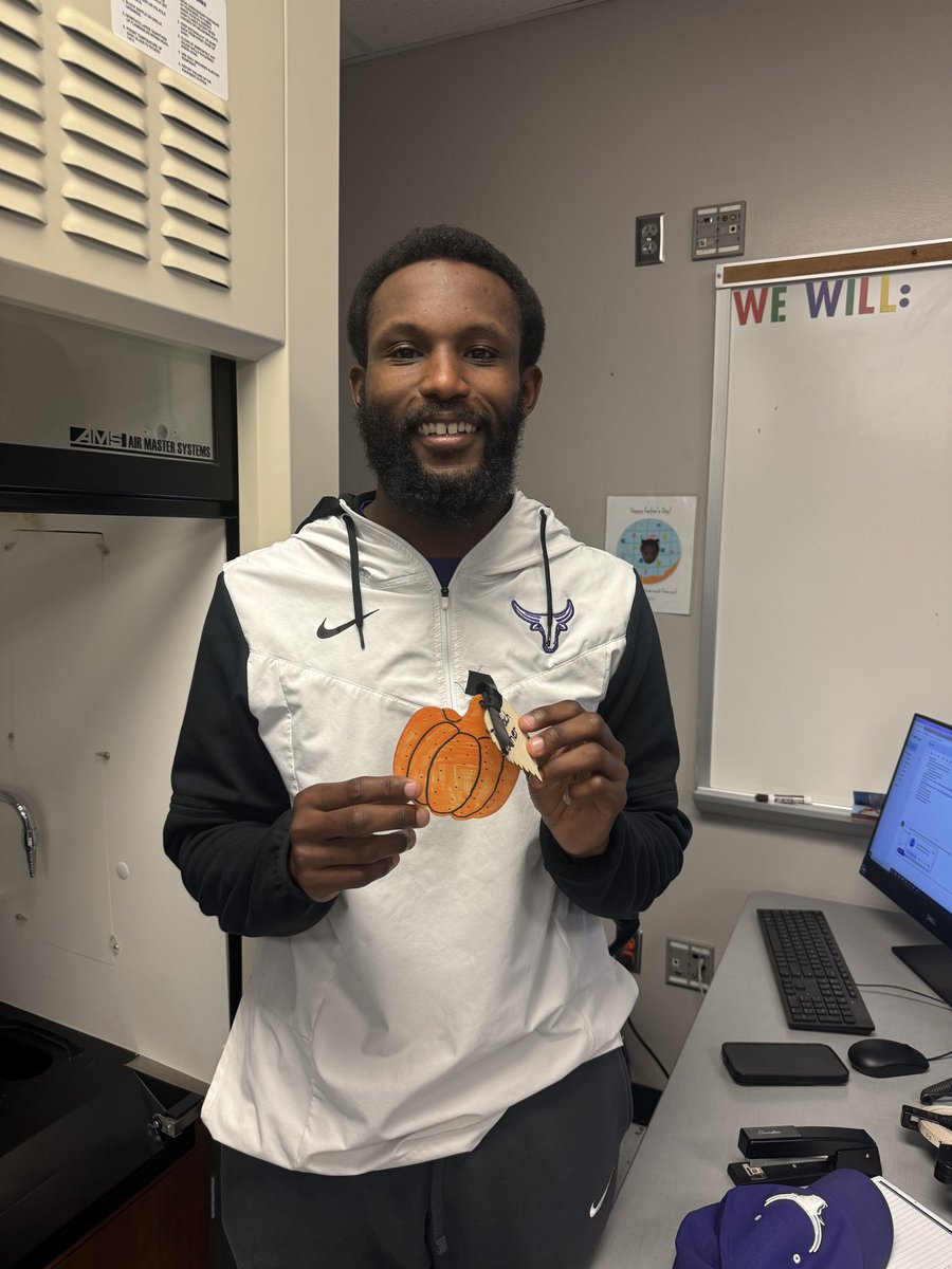 ranch_nhs's tweet photo. MRHS teachers with their gratitude pumpkins! 🎃🍁 https://t.co/5kx6Eo4Nb7