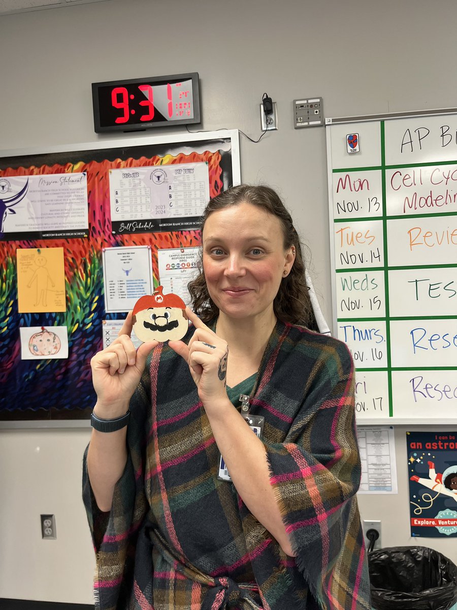 ranch_nhs's tweet photo. MRHS teachers with their gratitude pumpkins! 🎃🍁 https://t.co/5kx6Eo4Nb7