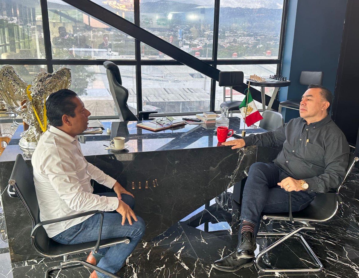 Rodolfo_Calvo's tweet photo. El día de hoy tuve el gusto de recibir en el #GrupoROCAF la visita del Diputado Federal @llavenabarca , platicamos sobre distintos temas de interés para nuestro Estado de Chiapas y sobre su reciente libro de su autoría titulado seguridad. https://t.co/w3ADrN5cbE