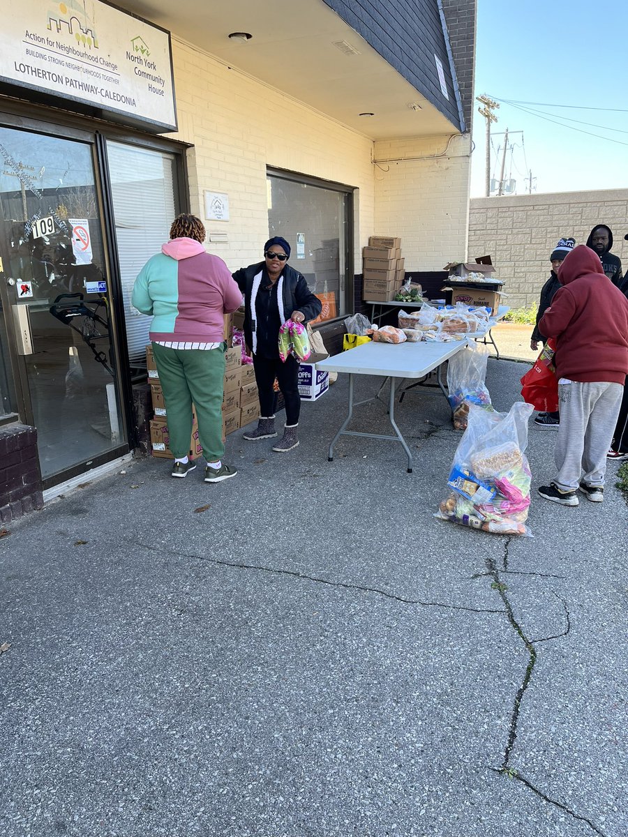 OfficerRui's tweet image. #worldkindnessday2023 #WorldKindessDay Thank u to @wearehumaniti and Flame Shawarma for helping our community. BIG thx to all the #volunteers that support us with giving back today and always #community