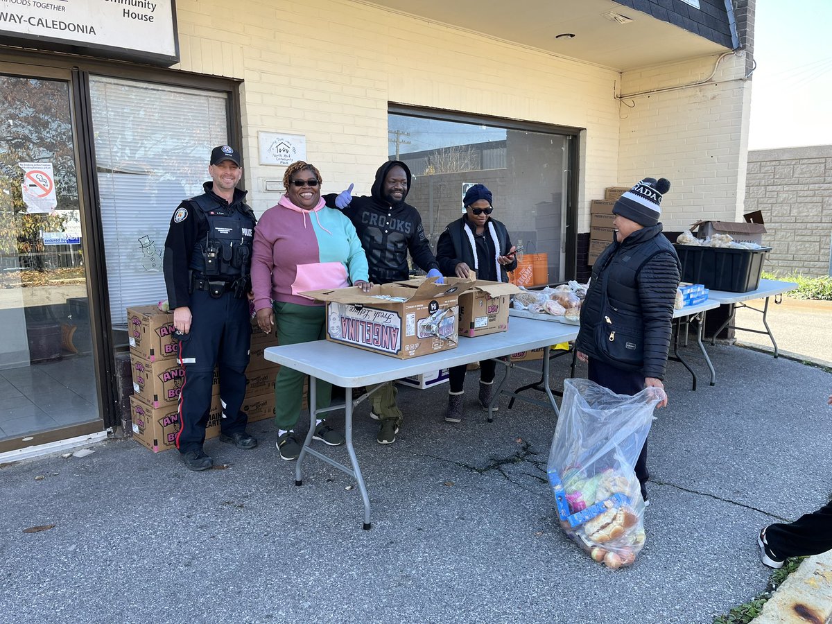 OfficerRui's tweet image. #worldkindnessday2023 #WorldKindessDay Thank u to @wearehumaniti and Flame Shawarma for helping our community. BIG thx to all the #volunteers that support us with giving back today and always #community