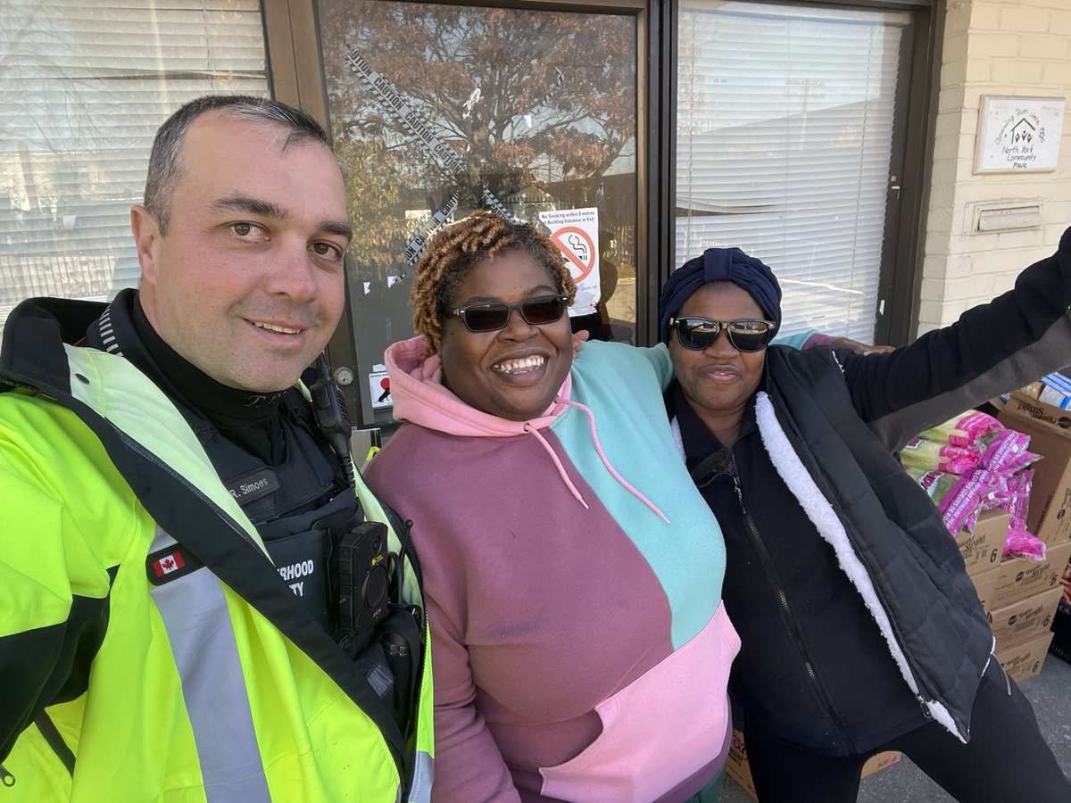 OfficerRui's tweet image. #worldkindnessday2023 #WorldKindessDay Thank u to @wearehumaniti and Flame Shawarma for helping our community. BIG thx to all the #volunteers that support us with giving back today and always #community