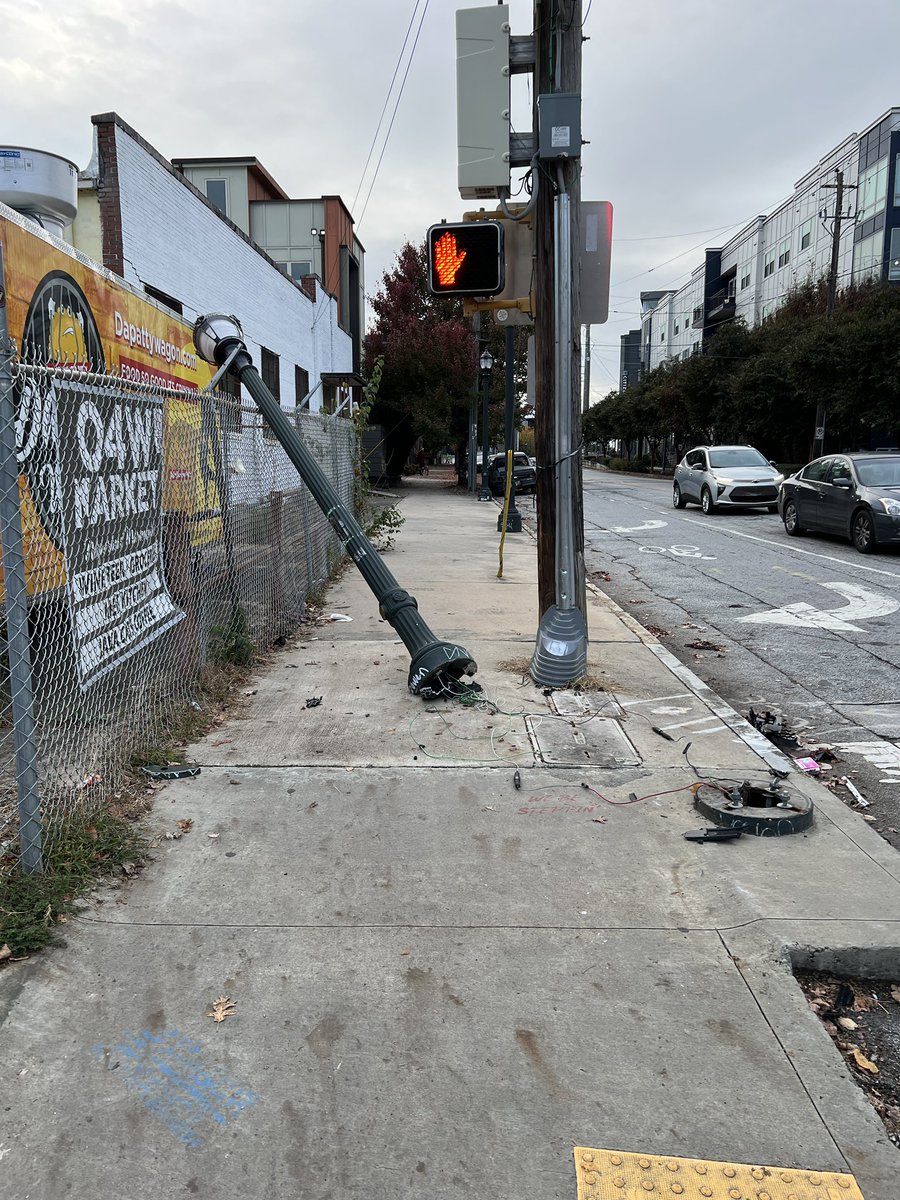 The scary thing is these are conditions a few blocks away from 2 schools &amp; this is how much space drivers claim when there are no PBLs. We should center protected space especially around the travel of kids <a href="/ATLDOT/">Atlanta Department of Transportation</a> <a href="/apsupdate/">ATL Public Schools</a> @AmirForATL