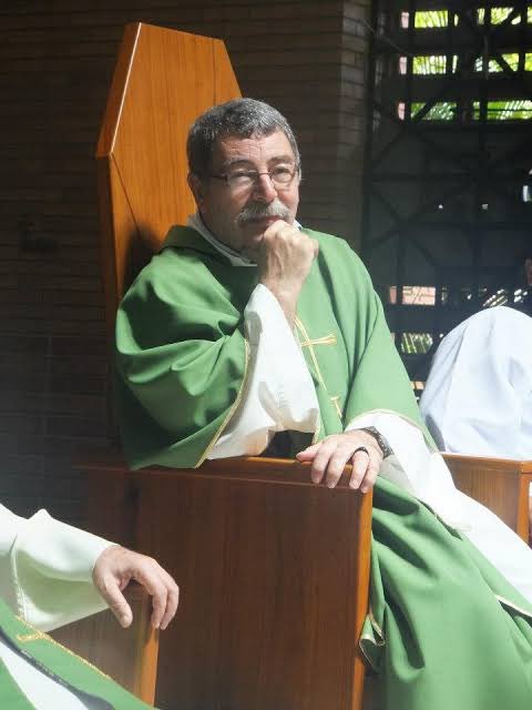 Que triste noticia, el padre Matías Camuñas se fue.

Uno que es ateo no podía dejar de admirar a Matías, un padre perseguido por jerarcas pero que dejó huellas en las comunidades como Petare.

Gente necesaria