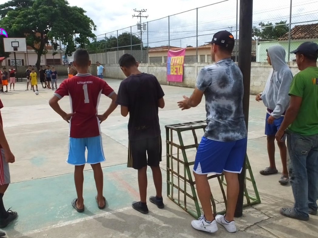 Así estuvo la caimanera de fútbol en conmemoración de nuestro 12 aniversario del Movimiento Otro Beta, donde participaron lxs niñxs y adolescentes de la comunidad La Ermita y Barrio Bolivar, en la ciudad de Quíbor estado Lara. Tenemos 12 años #HaciendoLoReal