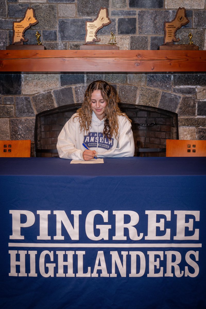 bellavaz_'s tweet photo. It’s official!!✍️✍️✍️ @STAHawksWBB https://t.co/BGlUXCLw15