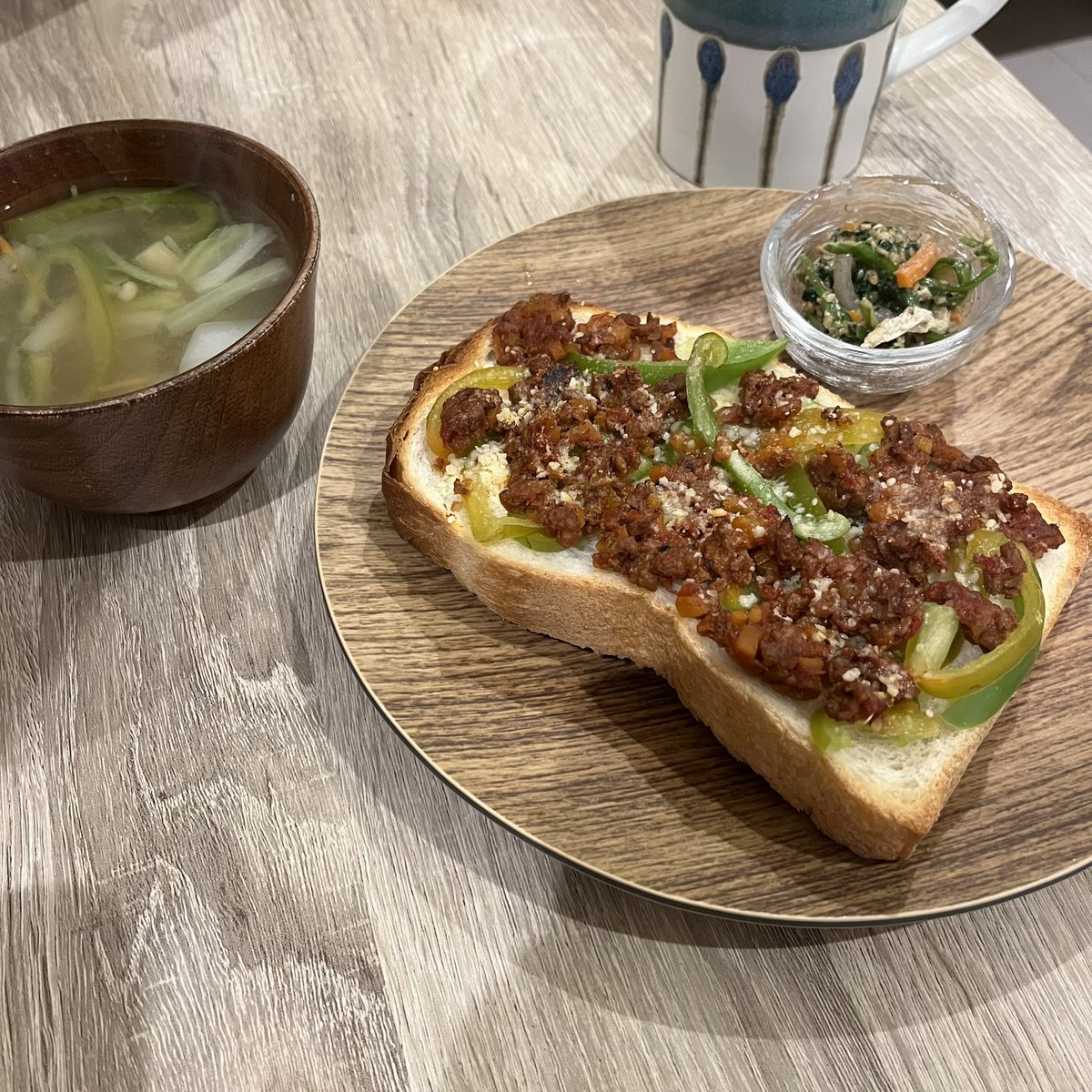 h_mst21's tweet photo. おはようございます☀
今朝も寒い❄︎

以前作ったラザニアの残りのミートソースでオープントースト

#朝ごはん #朝食 #モーニング https://t.co/wFhp1nf8yc