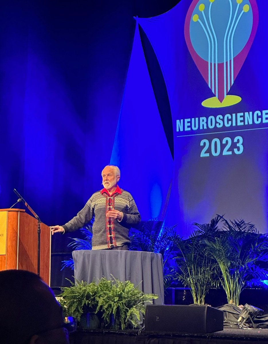 ra2174's tweet image. This dude had a significant impact on my scientific journey. I wish I could have attended his talk at SFN. Thanks, @NeuroLatina , for sharing this photo.