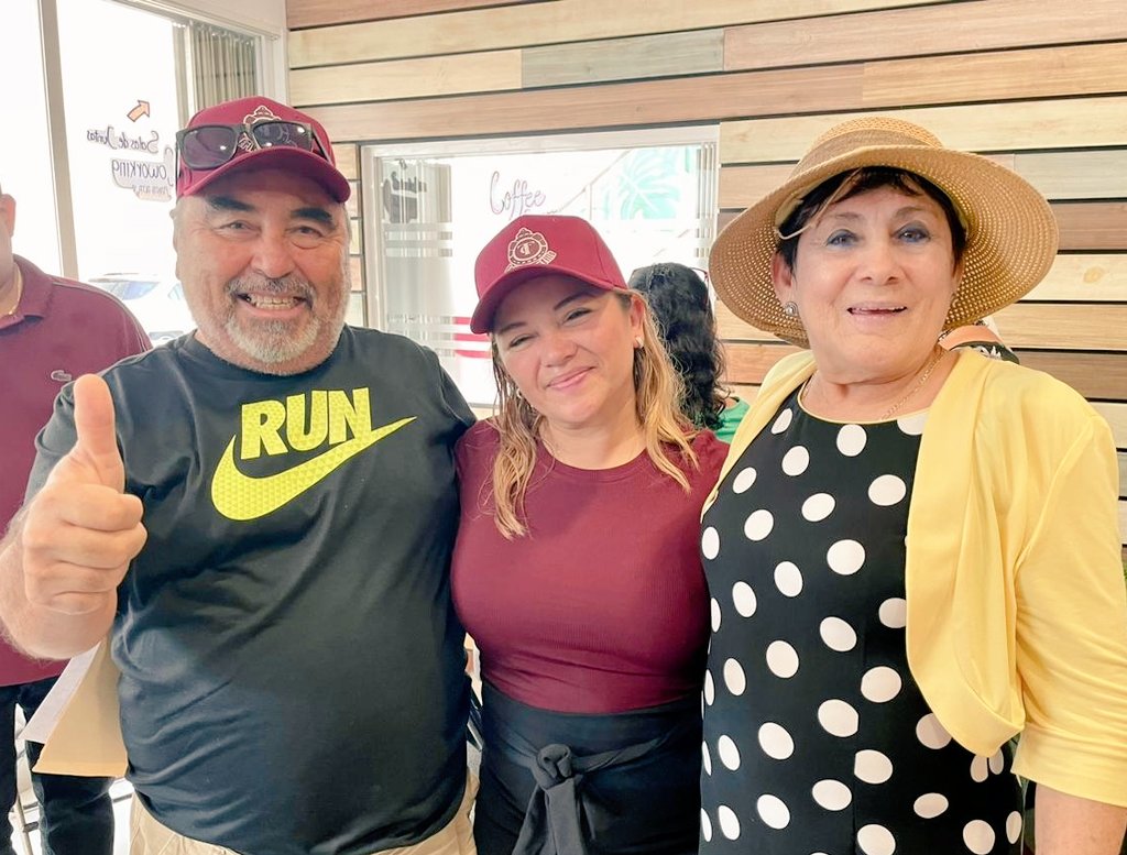 MonitorOnlineQ's tweet photo. ¡Incansable campaña guinda! Unidad y progreso para el sindicato de taxistas, compromiso de Erika Castillo #Cancún 

Nota completa 👇
https://t.co/UCpX0cm9kk https://t.co/HdcWScVslZ
