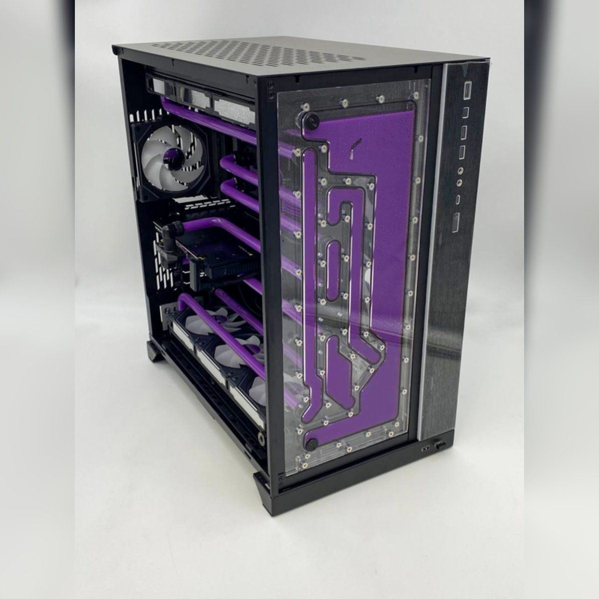 Our clients build is officially completed!

<a href="/ModMyMods/">ModMyMods</a>  custom cables and mix of #gochiller coolant
@lianliofficial   011 XL
<a href="/AsrockComputer/">ASRock Industrial Computer</a>  Proart Creator X670E
<a href="/AMD/">AMD</a>  7950X
<a href="/ASUS/">ASUS</a>  4090 Strix
<a href="/CORSAIR/">CORSAIR</a>  waterblocks and radiators
<a href="/bykski_us/">bykski</a>  fittings and distro