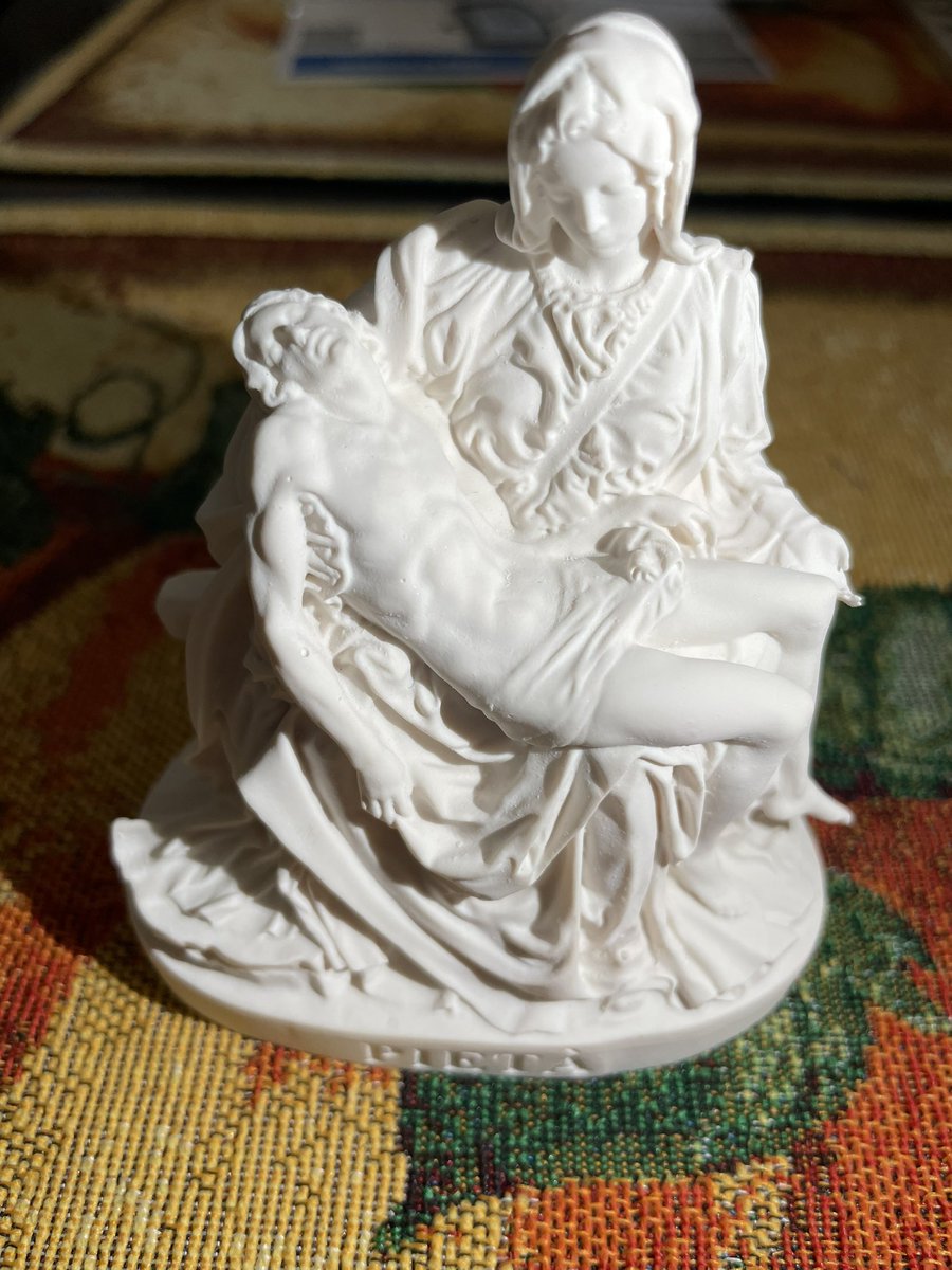 @sainthomasmore @henryleon2020 La Pieta de Miguel Ángel, un hermoso regalo de mi madre de su viaje a Roma.