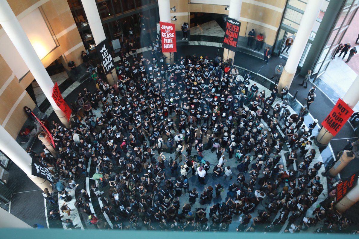 IfNotNowOrg's tweet photo. WOW. #JewsForCeasefire have taken over the Oakland Federal Building.

We’re here to demand our leaders call for an immediate ceasefire, including an end to the massacre and siege on Gaza and an exchange of all hostages.

We’re sitting in until they act. @JVPBayArea @IfNotNow_Bay https://t.co/tuizHrzUtz